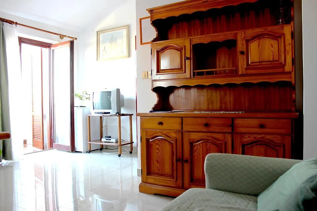 Apartments Cavae Romanae Medulin 0*,